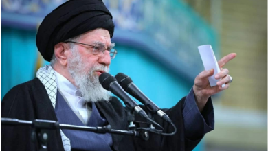 الرئيس بزشكيان والمرشد مجتبى خامنئي خلال اجتماع في طهران