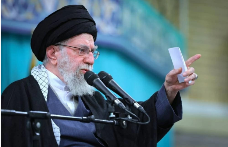الرئيس بزشكيان والمرشد مجتبى خامنئي خلال اجتماع في طهران
