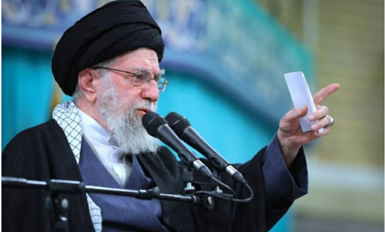 الرئيس بزشكيان والمرشد مجتبى خامنئي خلال اجتماع في طهران