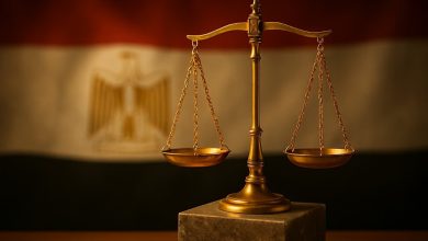 ميزان العدالة الذهبي يظهر بوضوح أمام العلم المصري تعبيراً عن سيادة القانون وحماية الحريات.