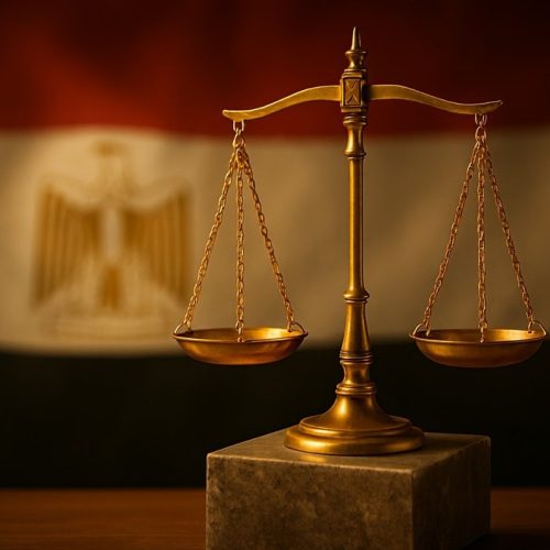 ميزان العدالة الذهبي يظهر بوضوح أمام العلم المصري تعبيراً عن سيادة القانون وحماية الحريات.