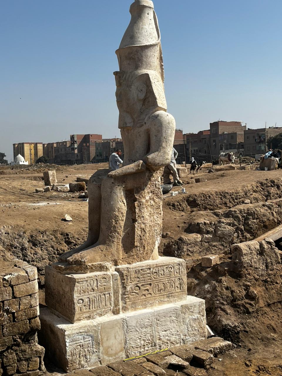 تمثال رمسيس الثاني الضخم جالساً