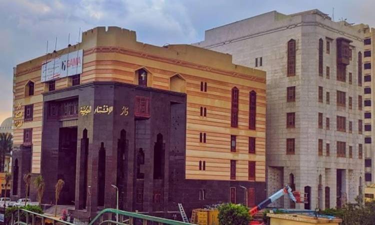 هل تجوز إمامة الجالس للقائم في الصلاة؟.. دار الإفتاء المصرية تحسم الجدل