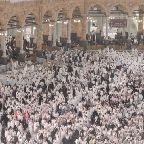 ساحات الحرم المكي تفيض بالمعتمرين في مشهد مهيب خلال شهر رمضان مشاعر معتمر