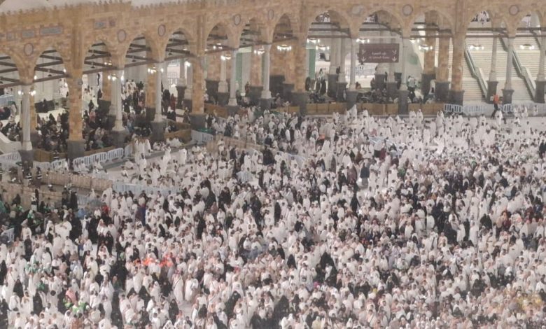 ساحات الحرم المكي تفيض بالمعتمرين في مشهد مهيب خلال شهر رمضان مشاعر معتمر