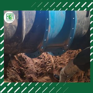 عمال الصيانة والمعدات الثقيلة يقومون بإصلاح كسر في خط المياه الرئيسي بمدينة 6 أكتوبر بطريق الواحات