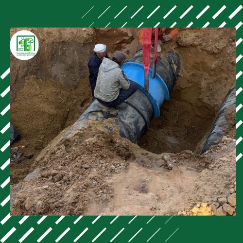 عمال الصيانة والمعدات الثقيلة يقومون بإصلاح كسر في خط المياه الرئيسي بمدينة 6 أكتوبر بطريق الواحات