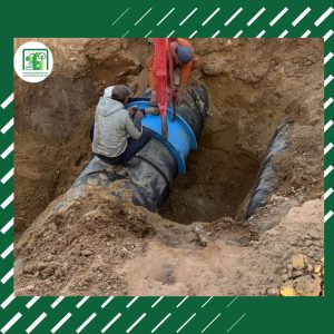 عمال الصيانة والمعدات الثقيلة يقومون بإصلاح كسر في خط المياه الرئيسي بمدينة 6 أكتوبر بطريق الواحات