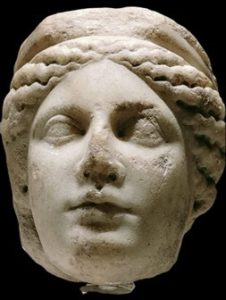 القطع الأثرية المختارة في متاحف الآثار لليوم العالمي للمرأة وعيد الأم