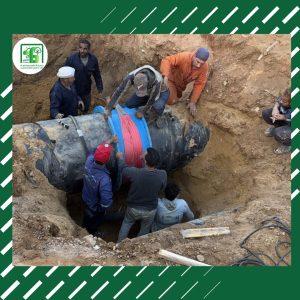 عمال الصيانة والمعدات الثقيلة يقومون بإصلاح كسر في خط المياه الرئيسي بمدينة 6 أكتوبر بطريق الواحات