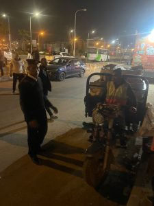 قوات الأمن ومسؤولي جهاز حدائق أكتوبر يشنون حملة لرفع الإشغالات ومصادرة معدات الباعة الجائلين ليلاً