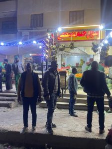 قوات الأمن ومسؤولي جهاز حدائق أكتوبر يشنون حملة لرفع الإشغالات ومصادرة معدات الباعة الجائلين ليلاً