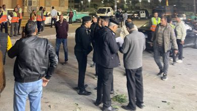 قوات الأمن ومسؤولي جهاز حدائق أكتوبر يشنون حملة لرفع الإشغالات ومصادرة معدات الباعة الجائلين ليلاً