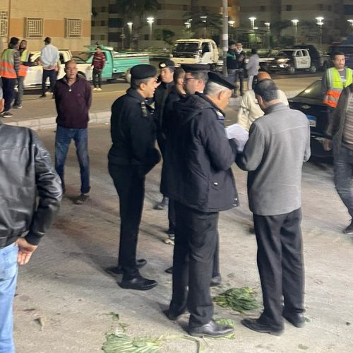 قوات الأمن ومسؤولي جهاز حدائق أكتوبر يشنون حملة لرفع الإشغالات ومصادرة معدات الباعة الجائلين ليلاً