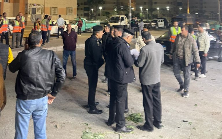 قوات الأمن ومسؤولي جهاز حدائق أكتوبر يشنون حملة لرفع الإشغالات ومصادرة معدات الباعة الجائلين ليلاً