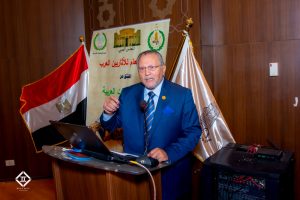 الدكتور عبد الرحيم ريحان يتحدث أمام مؤتمر.