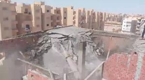 طابوق ومواد بناء مكدسة في موقع إنشاءات بمدينة حدائق أكتوبر