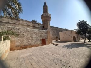 ساحة أثرية بجوار مسجد تم ترميمه في قلعة القاهرة إيوان أقطاي