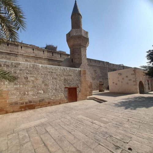 ساحة أثرية بجوار مسجد تم ترميمه في قلعة القاهرة إيوان أقطاي