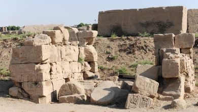 بقايا بوابة أثرية ضخمة في معابد الكرنك بعد أعمال الترميم