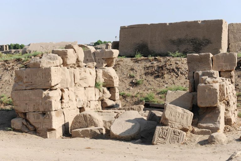 بقايا بوابة أثرية ضخمة في معابد الكرنك بعد أعمال الترميم