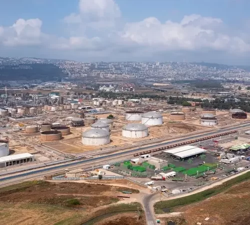 مجمع ومرافق مصفاة نفط وغاز في حيفا بإسرائيل - (آيستوك)