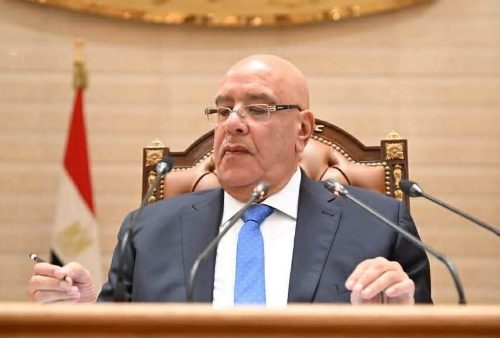 المستشار هشام بدوي رئيس مجلس النواب المصري تحت قبة البرلمان يدلي ببيان حول الهجمات الإيرانية