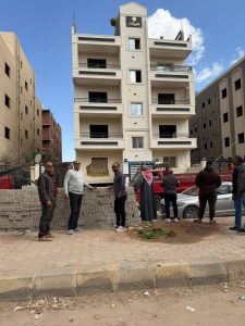 مسؤولون يتفقدون موقع بناء يضم حديد تسليح في حدائق أكتوبر