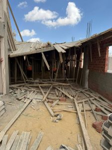 هيكل خشبي متضرر في موقع بناء بمدينة حدائق أكتوبر