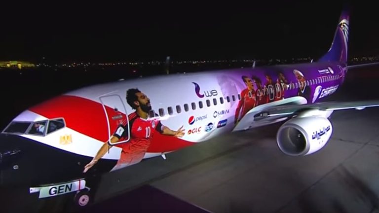 طائرة خاصة عليها شعار منتخب مصر