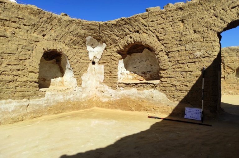 منظر داخلي لبقايا دير أثري بوادي النطرون يعود للفترة ما بين القرنين الرابع والسادس الميلادي
