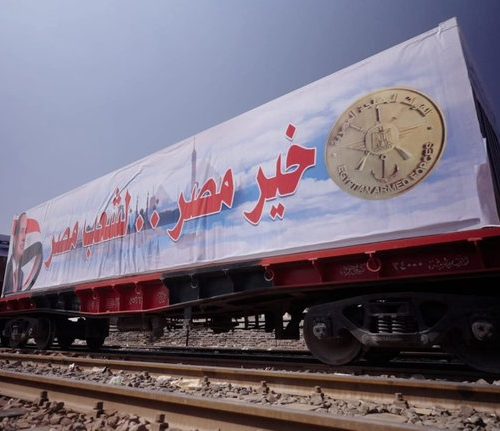 سيارات القوات المسلحة تجوب المحافظات لتوزيع المواد الغذائية