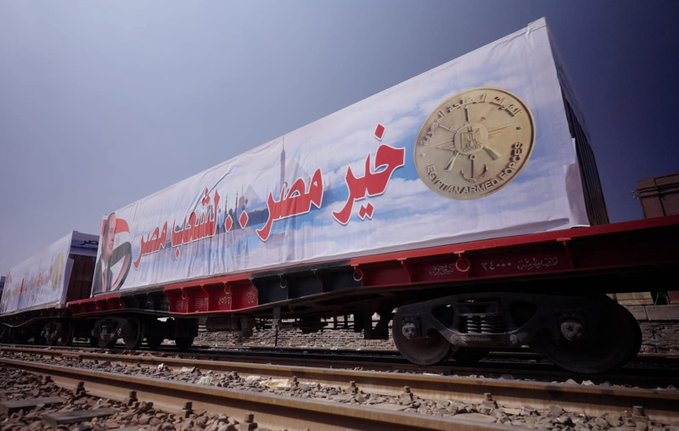 سيارات القوات المسلحة تجوب المحافظات لتوزيع المواد الغذائية
