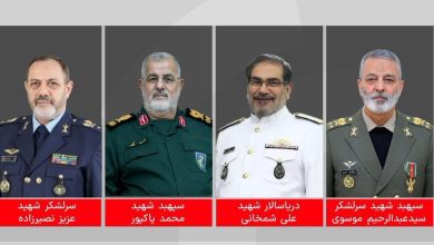 صور قادة إيرانيين الثلاثة المقتولين في ضربات طهران مع خلفية للانفجارات