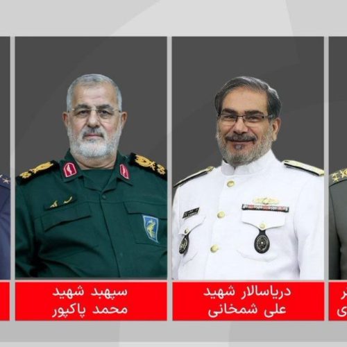 صور قادة إيرانيين الثلاثة المقتولين في ضربات طهران مع خلفية للانفجارات