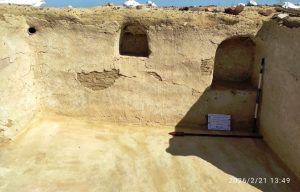 جدران الدير الأثري تظهر فيها بقايا أسقف خشبية