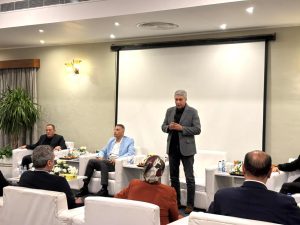 وزير السياحة يتحدث خلال اجتماع مع مستثمري جنوب سيناء