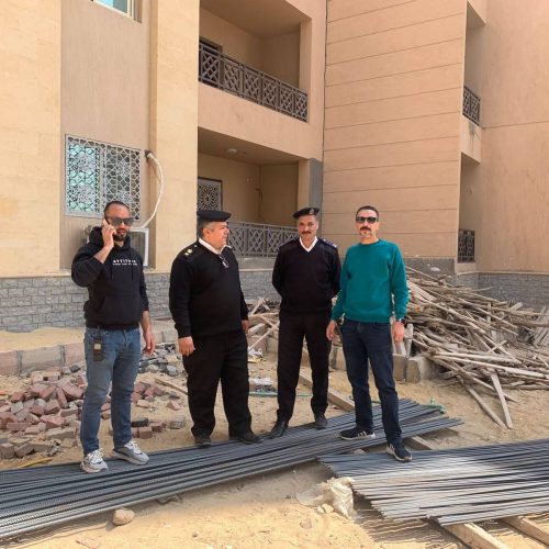 مسؤولون يتفقدون موقع بناء يضم حديد تسليح في حدائق أكتوبر