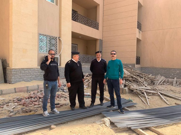 مسؤولون يتفقدون موقع بناء يضم حديد تسليح في حدائق أكتوبر