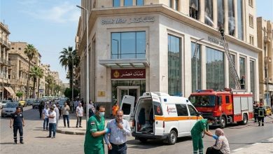 سيارات الإسعاف والإطفاء أمام موقع حريق في بنك بمدينة سفاجا