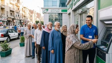 مواطنون أمام منافذ صرف المعاشات الجديدة الخاصة بالهيئة القومية للتأمين الاجتماعي