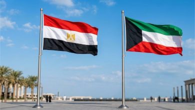 علما جمهورية مصر العربية ودولة الكويت يرفرفان معاً