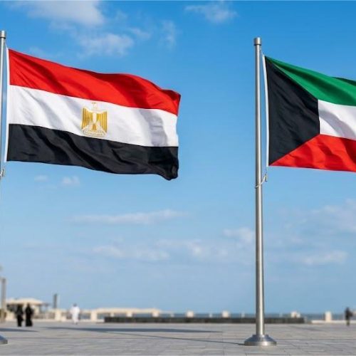 علما جمهورية مصر العربية ودولة الكويت يرفرفان معاً