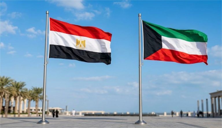 علما جمهورية مصر العربية ودولة الكويت يرفرفان معاً