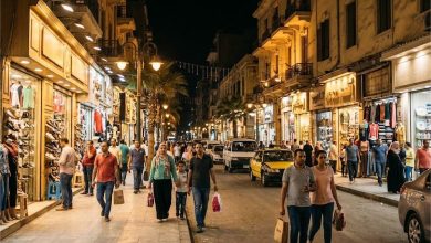 شارع تجاري مصري يطبق مواعيد غلق المحال العامة