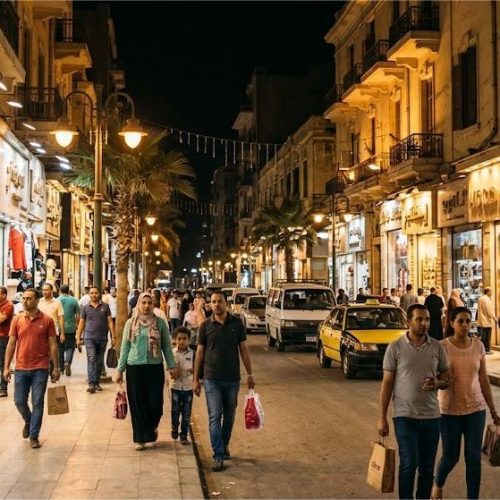 شارع تجاري مصري يطبق مواعيد غلق المحال العامة