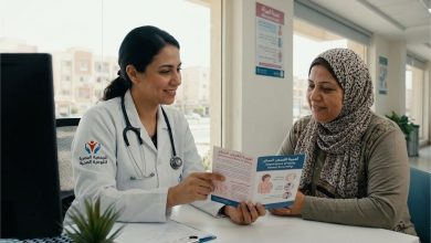 طبيبة تشرح لسيدة أعراض سرطان عنق الرحم وأهمية الفحص المبكر في مبادرة 100 مليون صحة