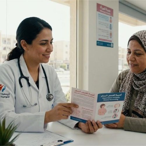 طبيبة تشرح لسيدة أعراض سرطان عنق الرحم وأهمية الفحص المبكر في مبادرة 100 مليون صحة