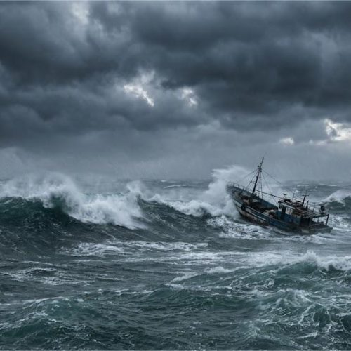 اضطراب الملاحة البحرية وأمواج عالية على سواحل البحر المتوسط اليوم السبت 18 أبريل 2026 انخفاض طفيف