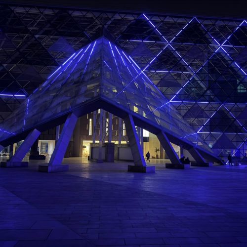 المتحف المصري الكبير, اليوم العالمي للتوعية بالتوحد, اللون الأزرق, وزارة السياحة والآثار, شريف فتحي, أحمد غنيم, مبادرات مجتمعية, ذوي الهمم, ترشيد استهلاك الطاقة, طاقة متجددة, خلايا شمسية